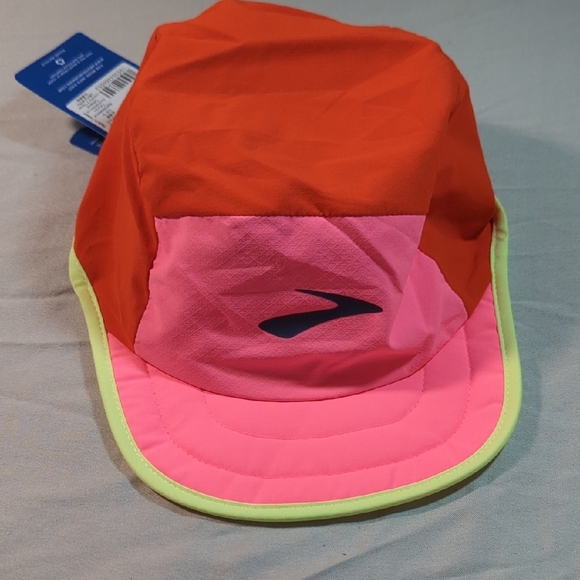 Brooks Cherry Tomatoe And Neo Pink Runners Packable Hat.. New!!!! - Picture 1 of 9